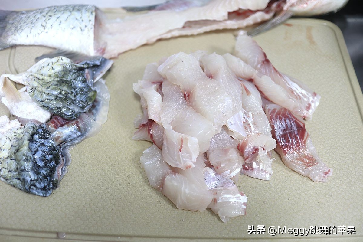 自制的鱼丸Q弹洁白，2道家常鱼丸汤，比饭店的还营养好喝实惠