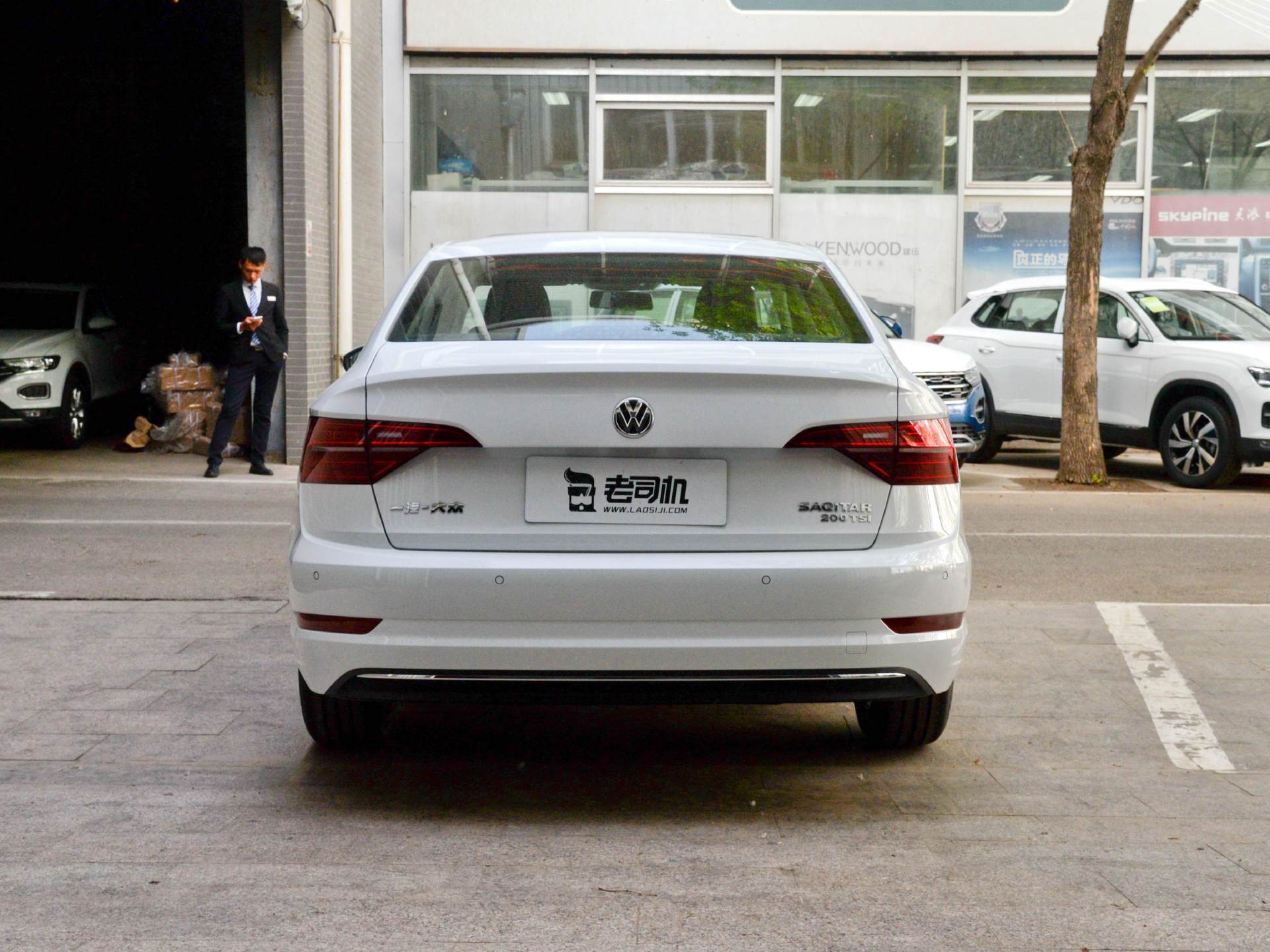 轴距2731mm，标配ESP，配置不输卡罗拉，大众仅12万