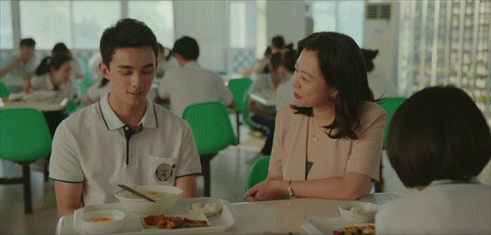 张子枫翻车？高考生做网红、玩私奔、恋爱公开，这电影就是笑话