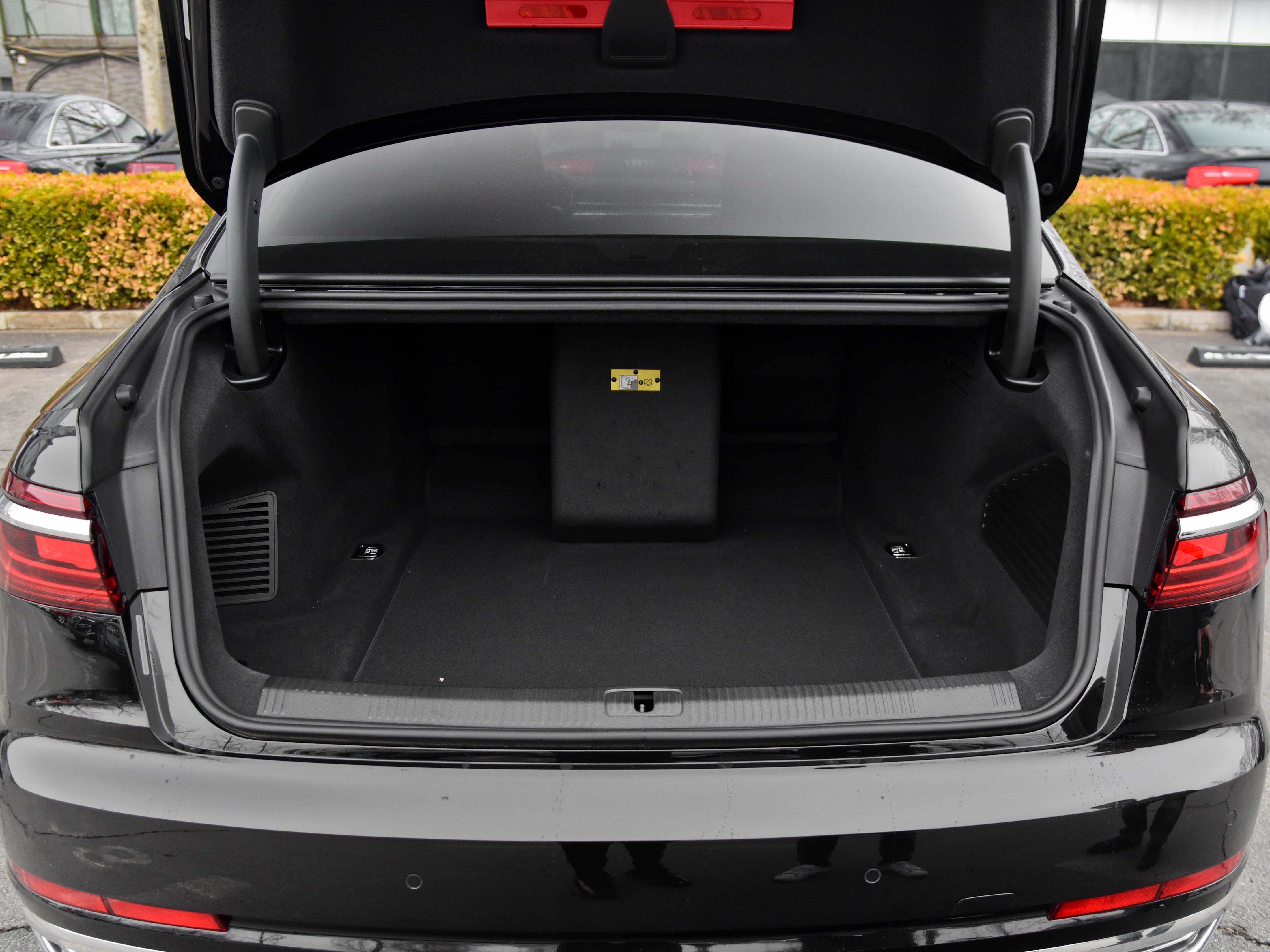 原装进口“大号奥迪A6L”，后排带冰箱和按摩，带你看奥迪A8