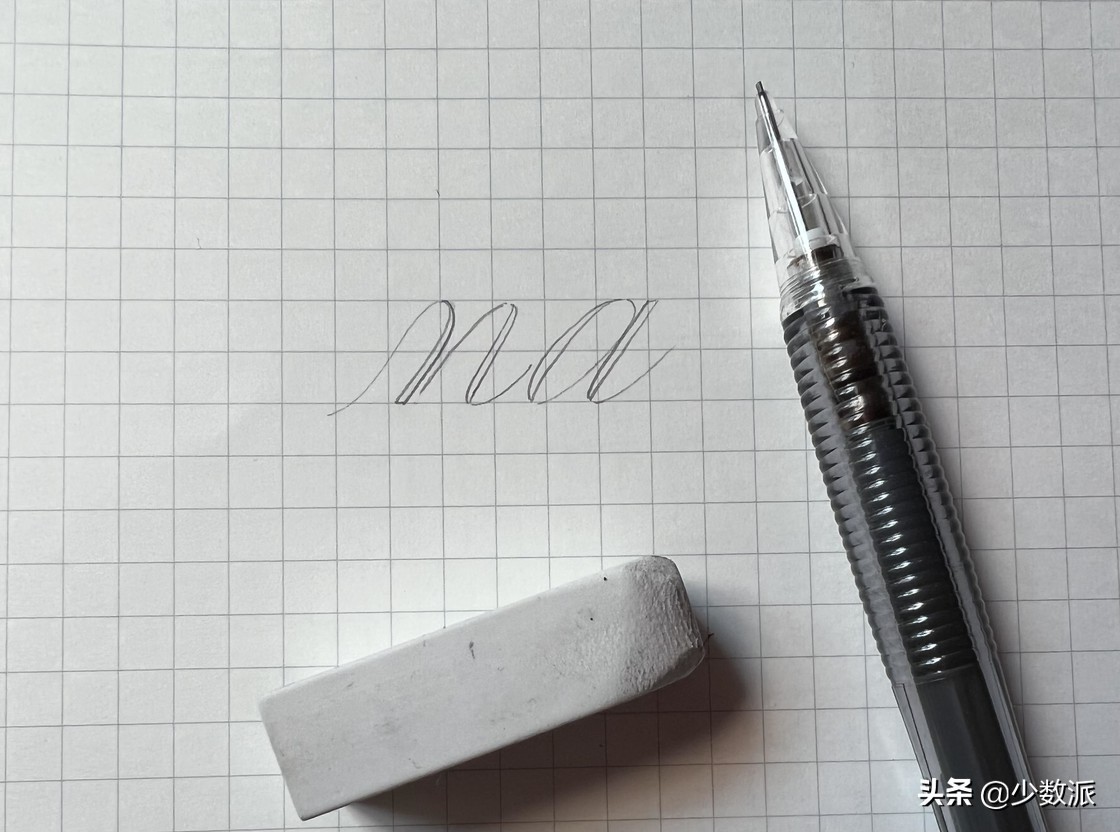 英语也能写「书法」，教你把 ABCD 写出花