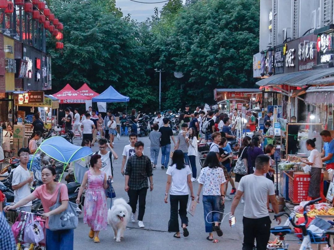 南京高校后街Battle战，一街更比一街香
