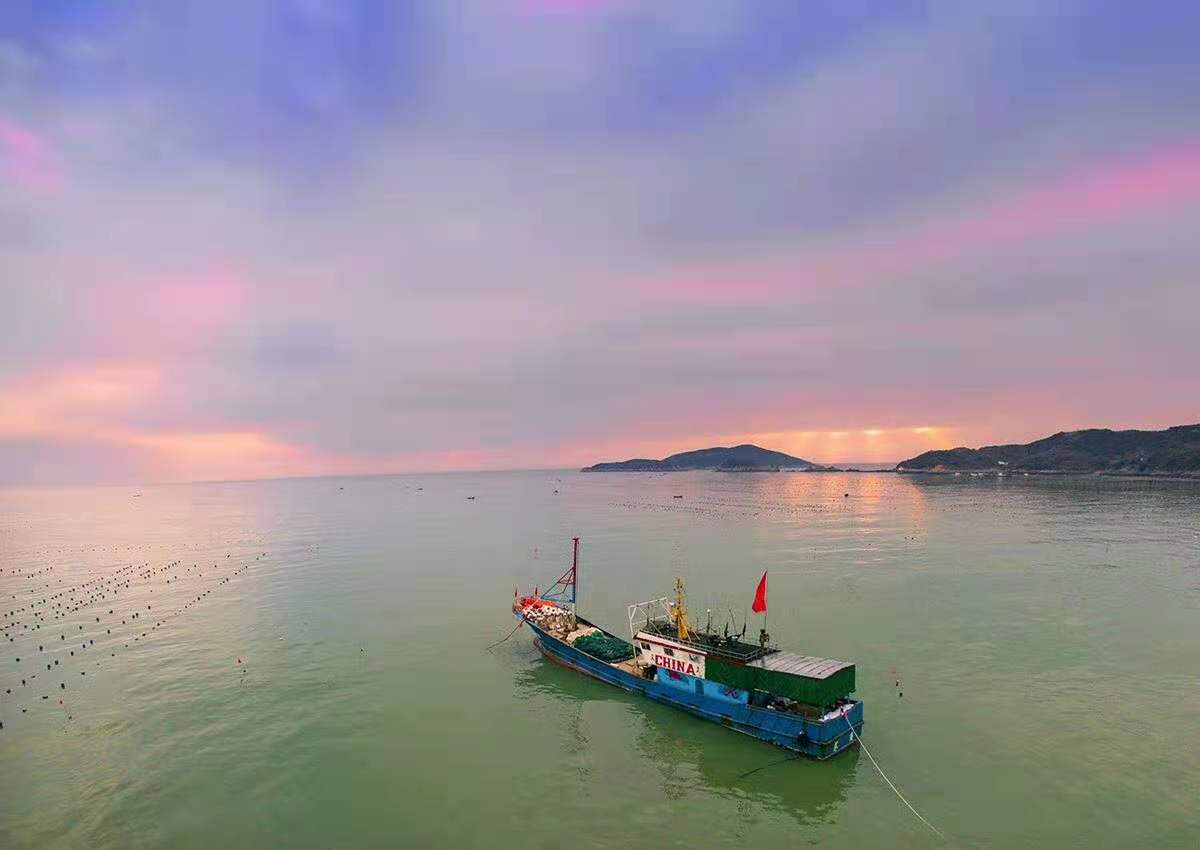 这个夏天我们一起去看海，让烦恼随海风飘远，抚慰冗杂的心