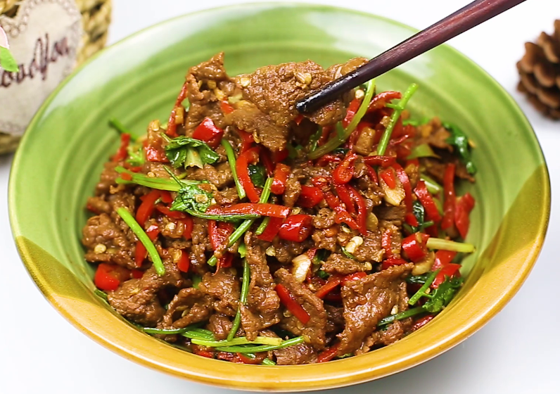 这才是“小炒牛肉”的正宗做法，大厨详细讲解，牛肉鲜嫩不出水