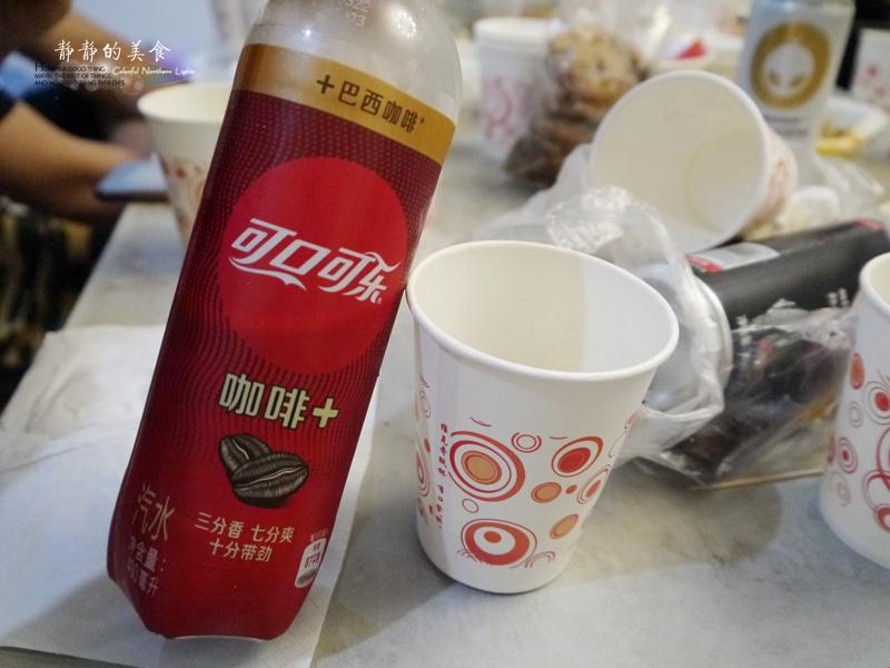 朋友家的冰箱里有好多没喝过的饮料，这是第一次喝外星人能量饮料