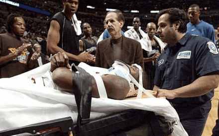 罗伊生涯十佳球视频(NBA10大受伤镜头：利文斯顿受伤遭禁播，姚明恩师被重拳打出脑浆)