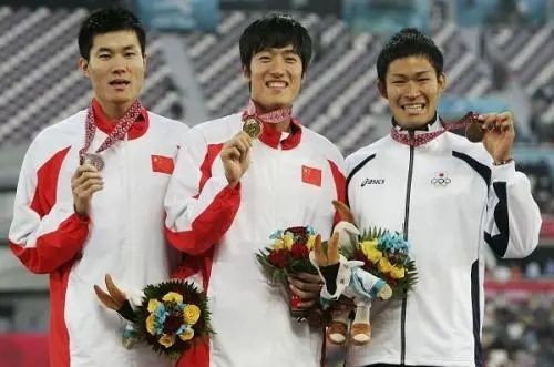 有实力相当的各省强将做队友,天时地利人和的条件下,刘翔就像被打通了