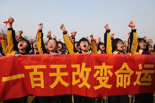 2003年受非典影响，高考提前了一个月，那么，今年高考会推迟吗？