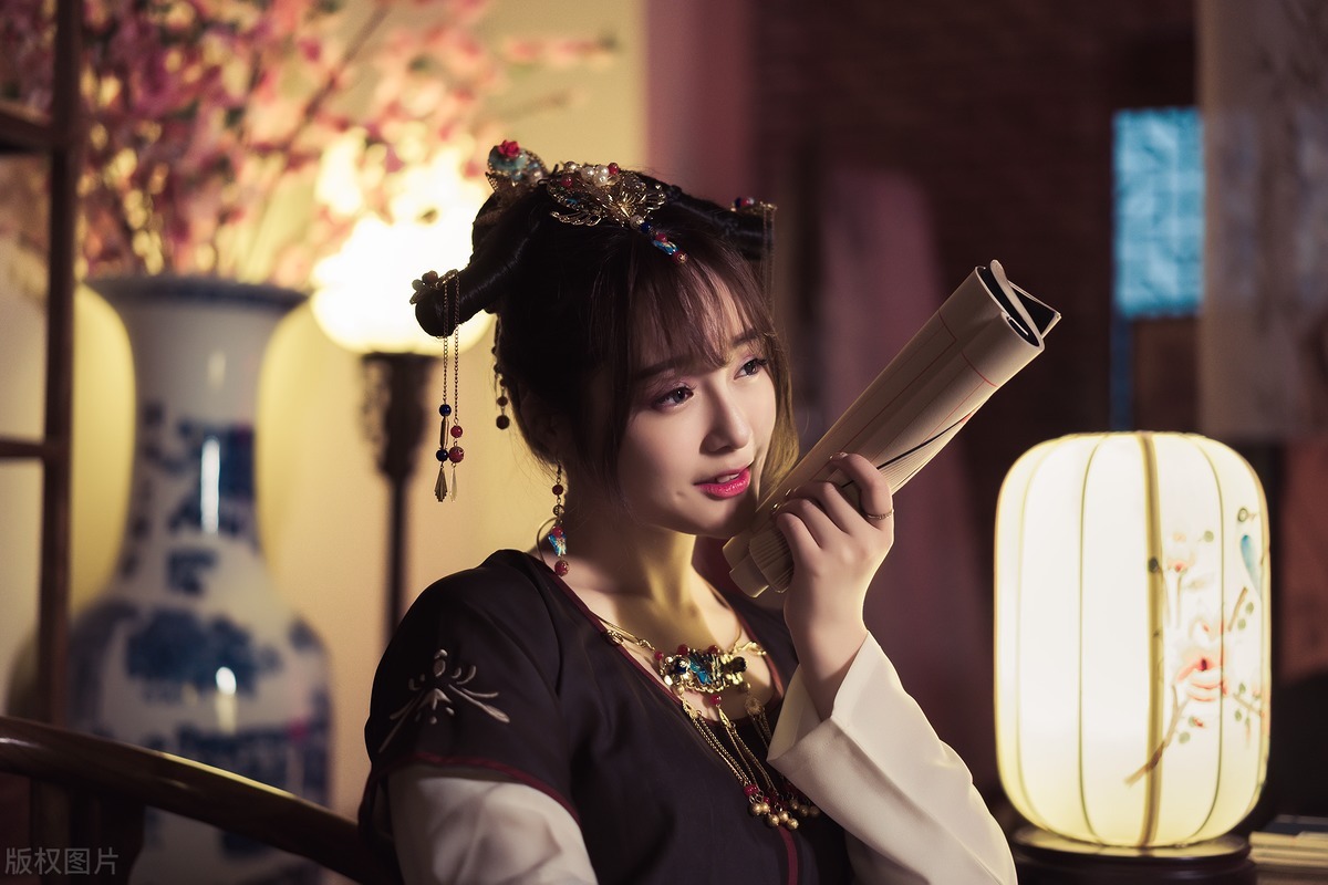 故事：花颜一着不慎身穿异世，救了一小婴儿而被追杀