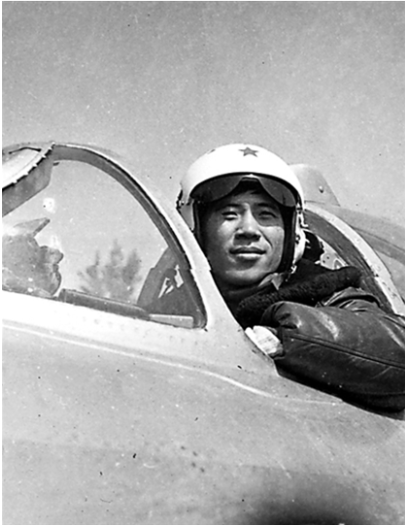 飞行员李剑英：战机遇鸽群，为救村庄，16秒内3次放弃逃生机会