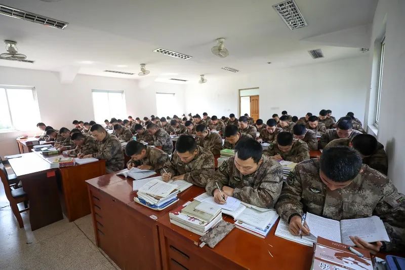 请问大学生当兵，想在部队考军校，该做哪些准备？