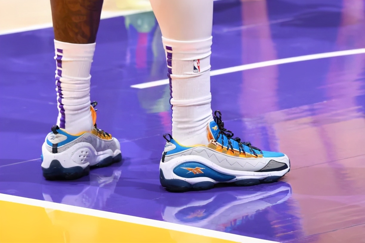 tro pe浓眉又穿回了科比的球鞋他的队友小加索尔上脚:nike zoom rize