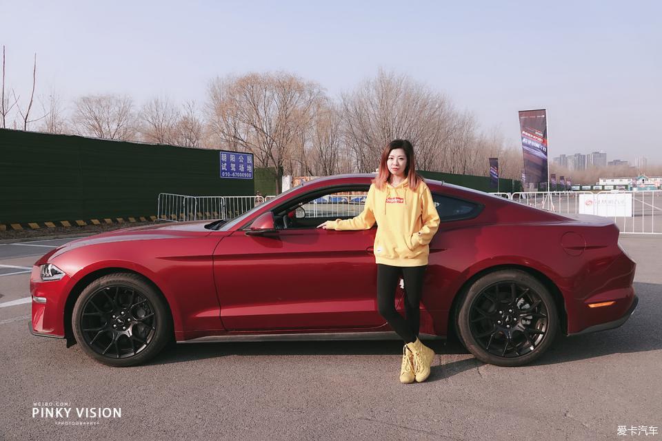 圆了跑车梦，女司机宝石红mustang提车+用车分享，优缺点都有