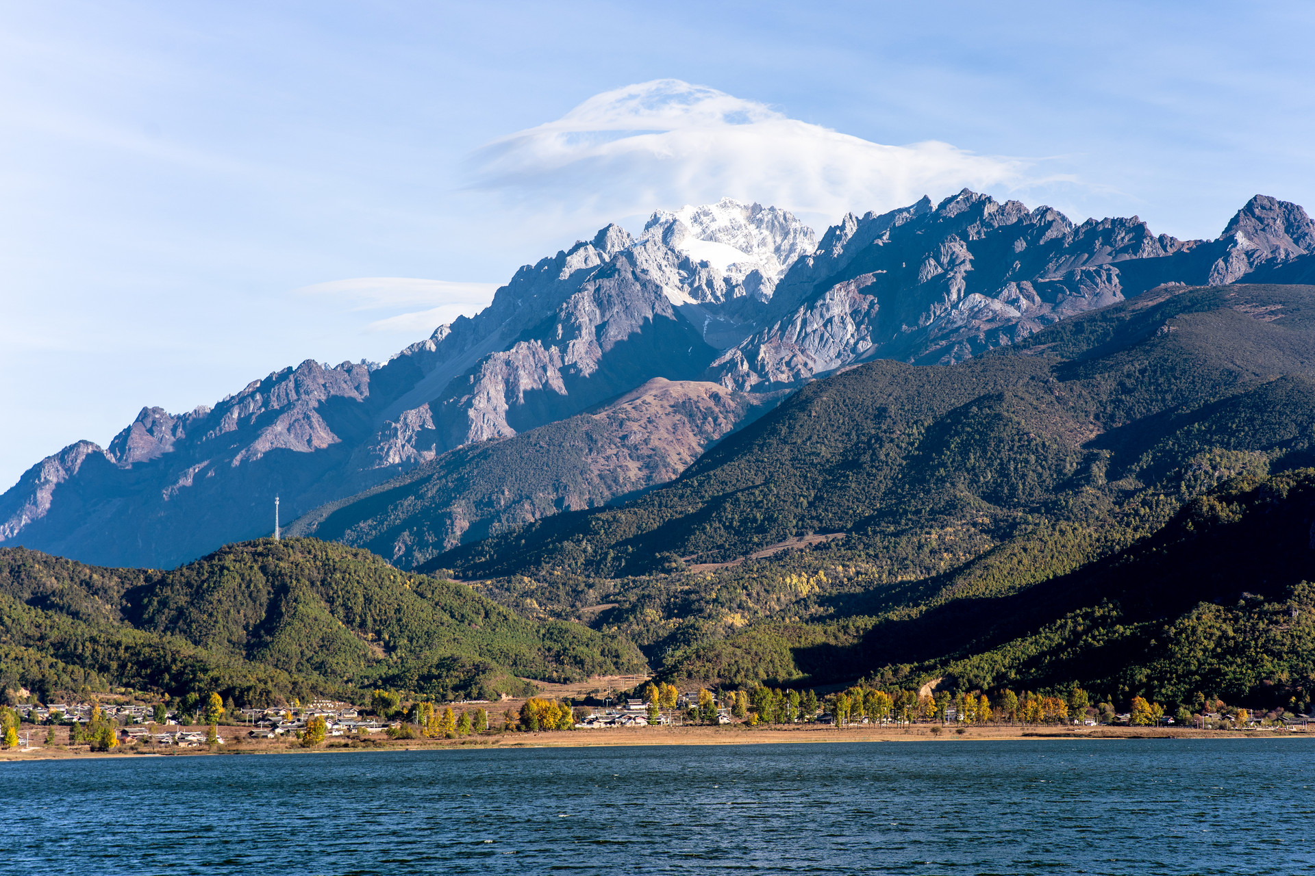 丽江玉龙雪山,是当地人心目中的神山,当地有一个神秘的传说