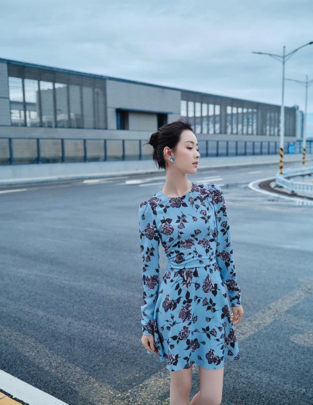 陈都灵低调走红毯，穿印花裙虽日常，却尽显邻家女孩的清纯气质