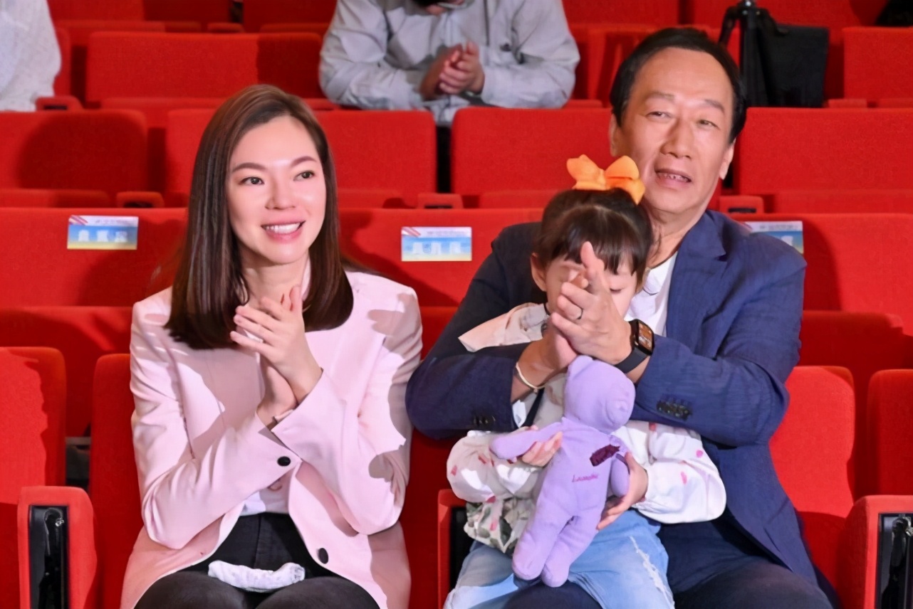 富豪郭台铭为嫩妻曾馨莹庆生，知道老婆不爱钱，每年坚持送玫瑰花