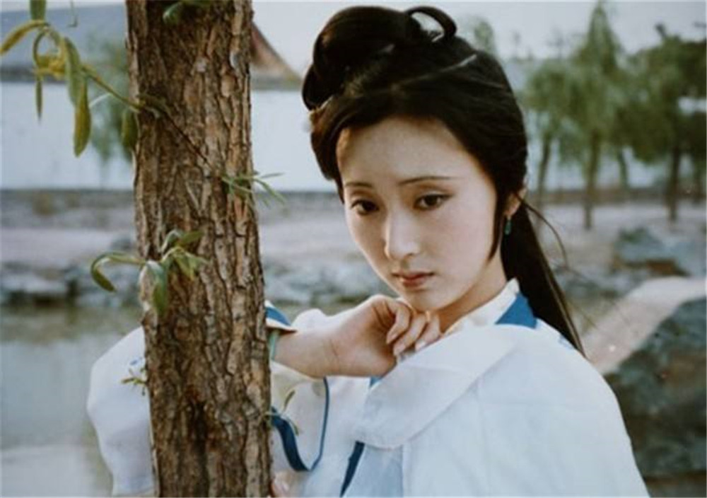 林黛玉身上有三个特点，是真正高贵的人，难怪贾宝玉那么喜欢她