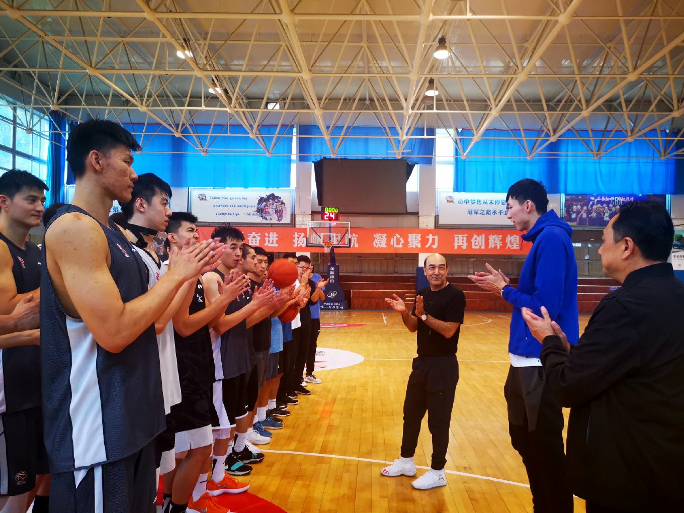 cba最强队打得过nba最弱队吗(CBA呈现“三强争霸”，辽宁实力最强，广东队其次，实力最弱)