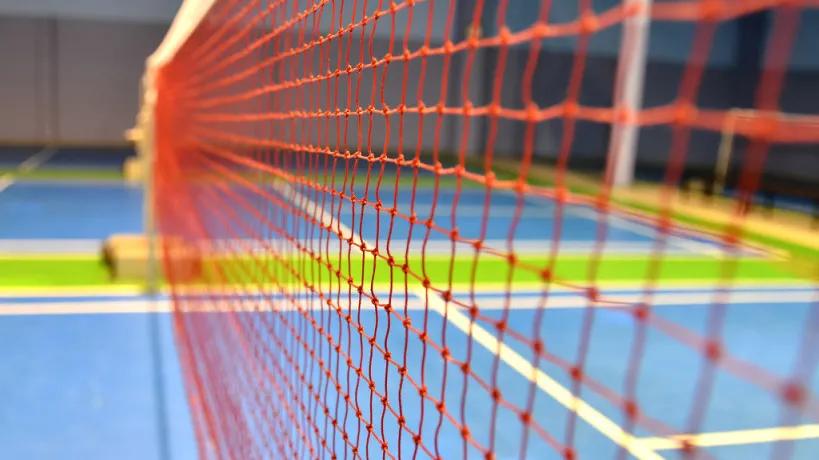 羽毛球的网中间高度不低于多少米（羽毛球网的规格）
