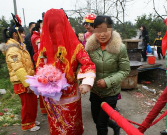 公鸡半夜打鸣，村民心神不宁，神婆出语道破天机，寡妇出嫁破陋习