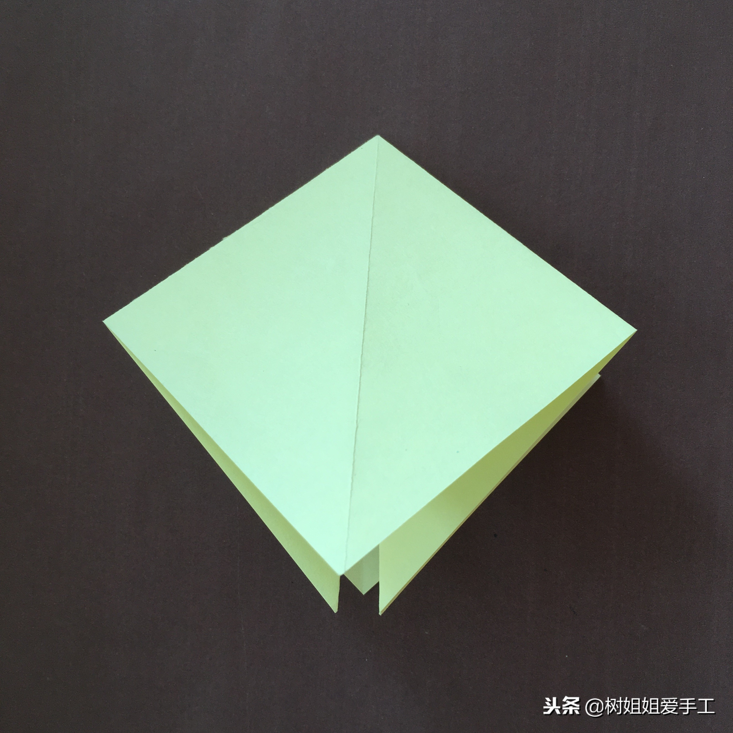 亲子手工：1张正方形折出开屏孔雀的方法