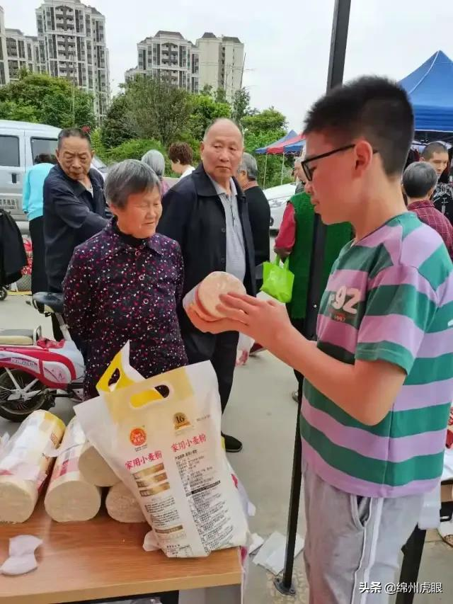 好心疼！绵阳十二三岁的娃娃，竟被学校赶下田去插秧子