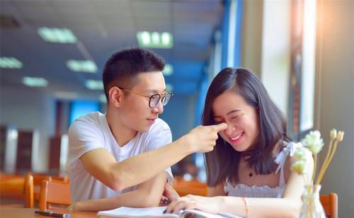 大学生恋爱调查：性取向成“亮点”，异性恋高达77%泛性恋1%