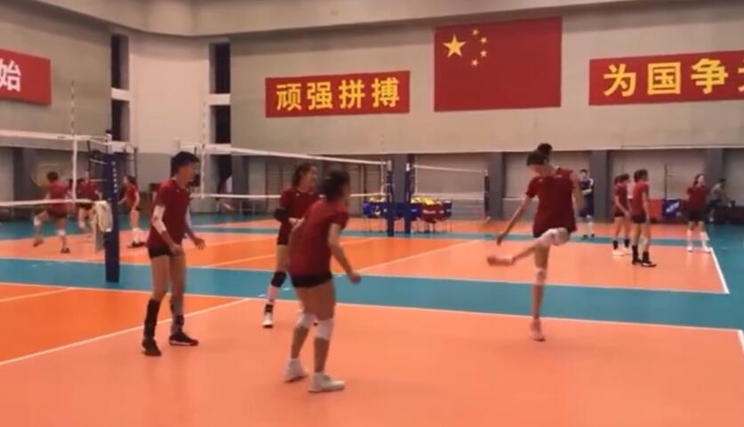 中国女排集体踢毽子!四人一组围成圈踢一个,手忙脚乱遭调侃
