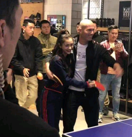 齊達內打乒乓球（齊達內中國行打乒乓球，技術不敢恭維，胸前二字讓人肅然起敬）