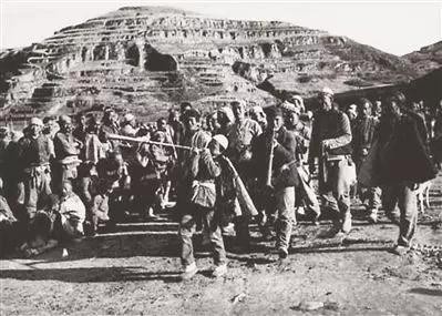 1941年，彭德怀的警卫员吞枪自尽，半年后揭开一场策划已久的阴谋