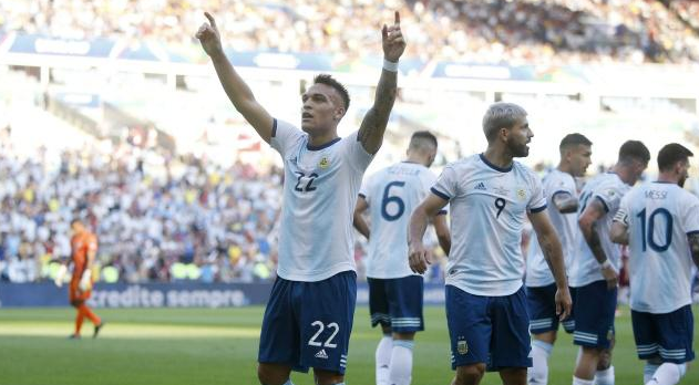 阿根廷输委内瑞拉(美洲杯复盘：阿根廷2-0淘汰委内瑞拉，斯卡罗尼团队战术收奇效)