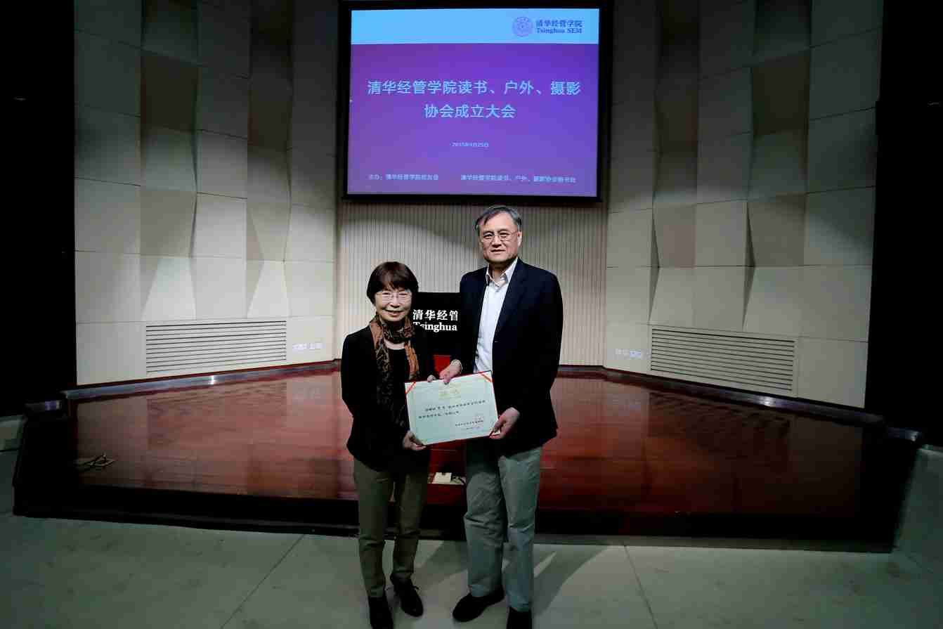 贫穷不是遮拦高贵的方式，一张清华大学的“偷拍照”，诠释了真相