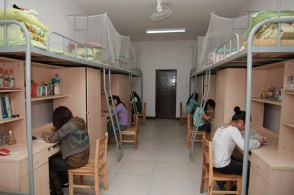 大一新生选床位暗藏“潜规则”，选上铺还是下铺，学姐告诉你答案