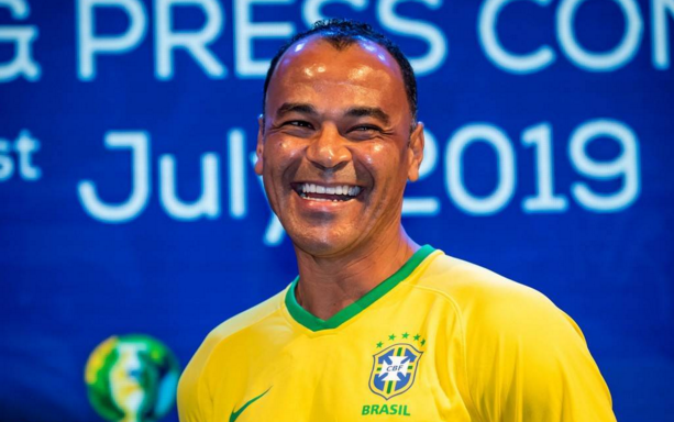 巴西队队长卡福(49岁巴西队队长卡福欠债600万美元，已出售5套房，还要卖15套房还债)