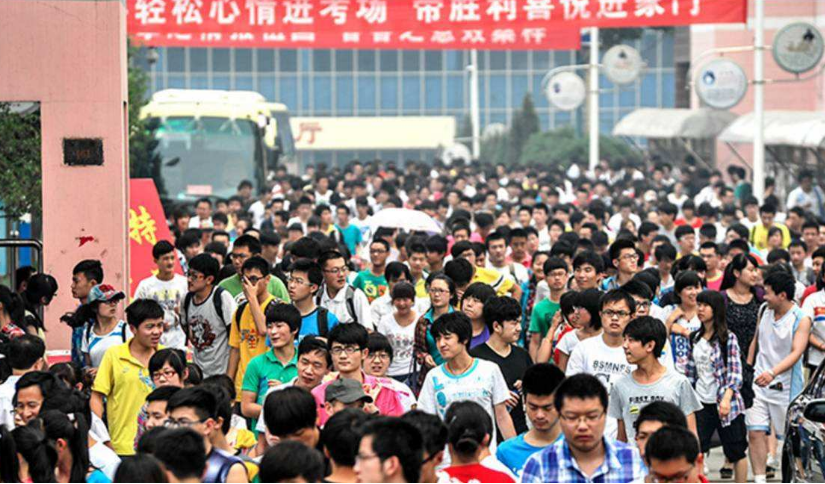 高考“悲催”考生出现，提前2小时到场，却因为拉链差点迟到