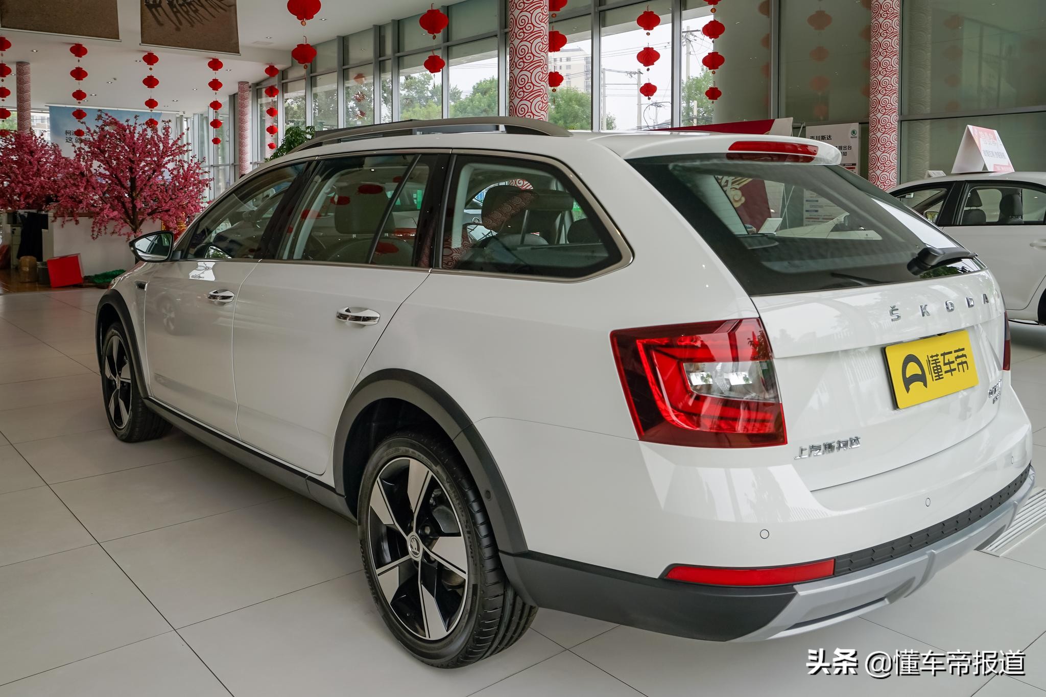 新车 | 15万元谁更吸引瓦罐迷？福克斯猎装版对比明锐旅行版