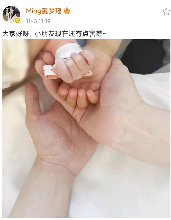 儿女双全！何猷君激动官宣奚梦瑶二胎产女，网友纷纷调侃家庭地位