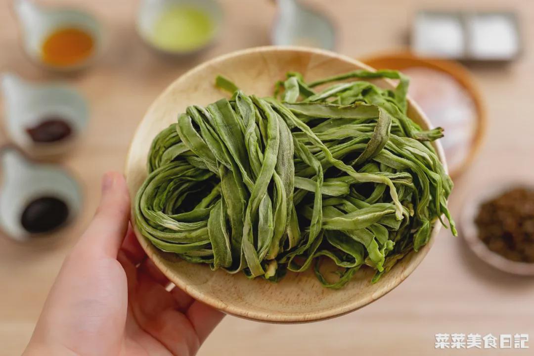 貢菜長什麼樣子圖(這菜新鮮沒人吃,老了人人搶!總理都誇它香)