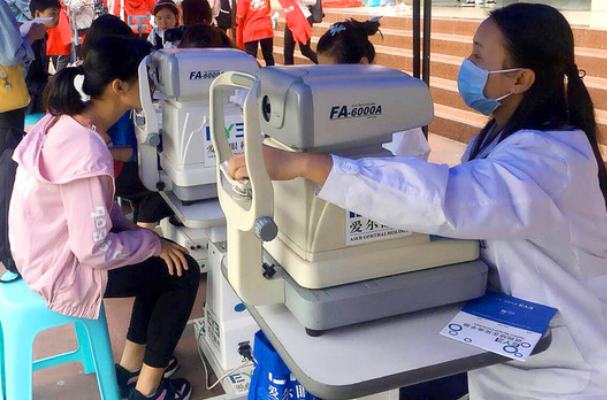 高考体检需要“一丝不挂”？学生被吓出表情包，体检医生很无奈