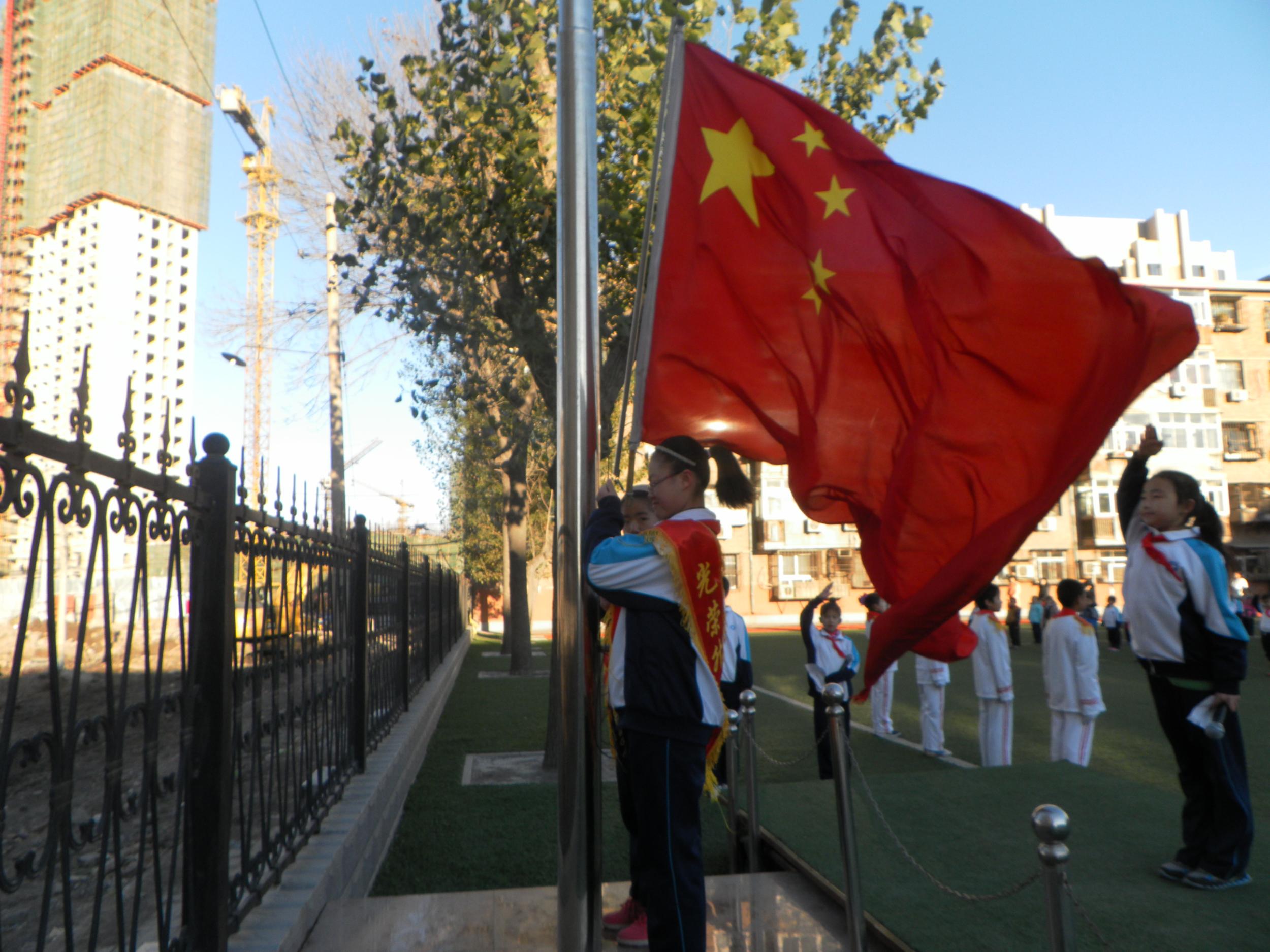 我还记得以前上高中的时候,每周一轮流由各班级派3名学生升国旗,1名