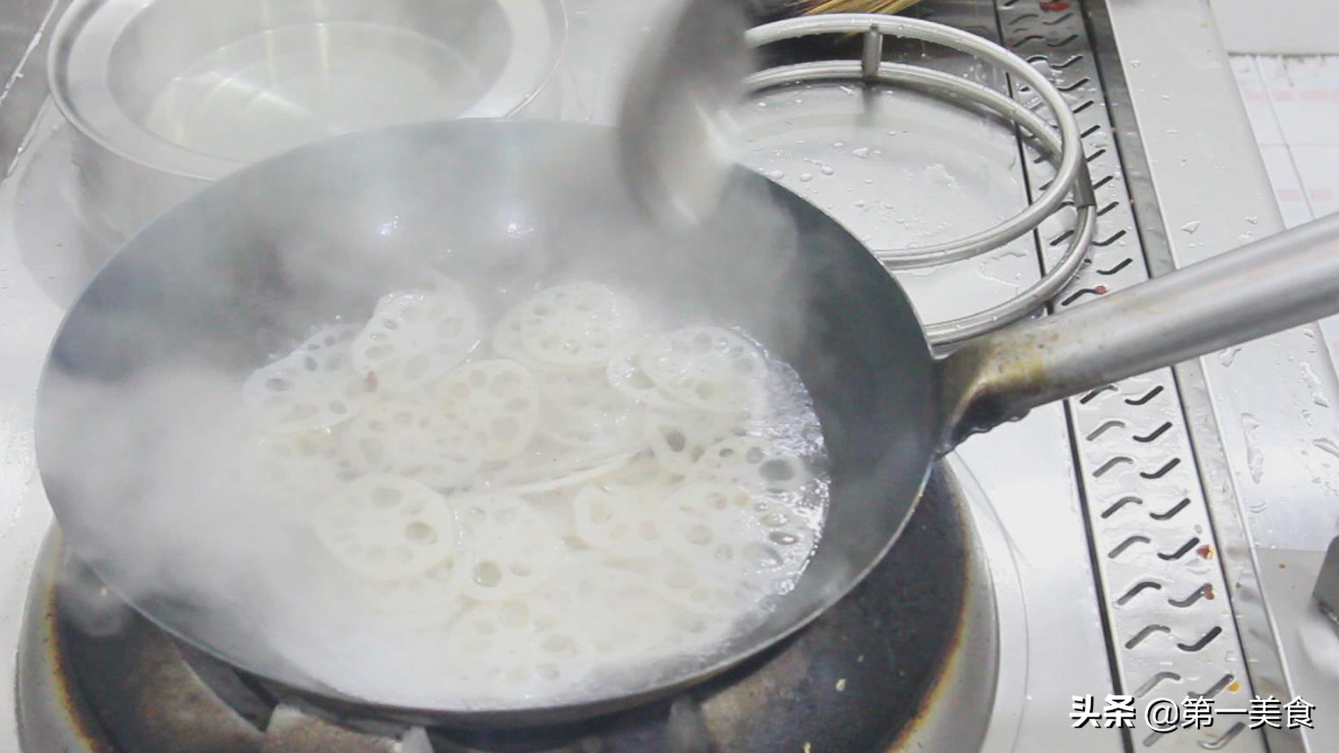 厨师长教你这样做，凉拌莲藕，清脆爽口不发黑，做法简单