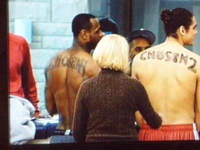 为什么nba的球员全有纹身(NBA球星纹身的含义：詹姆斯纹身霸气十足，科比肩膀上的蝴蝶皇冠)