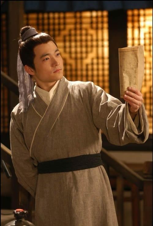 夏公子年方十三,四岁,身材颀长,剑眉长而入鬓,双眼大而有神