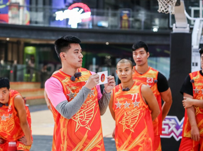 為什么cba工資低（CBA為什么工資大蕭條？街頭草根曝出原因，姚明可能也是看透了）