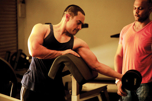 壁纸(阿米尔汗:年龄成谜,身材无敌,一个用电影改变国家的肌肉硬汉)