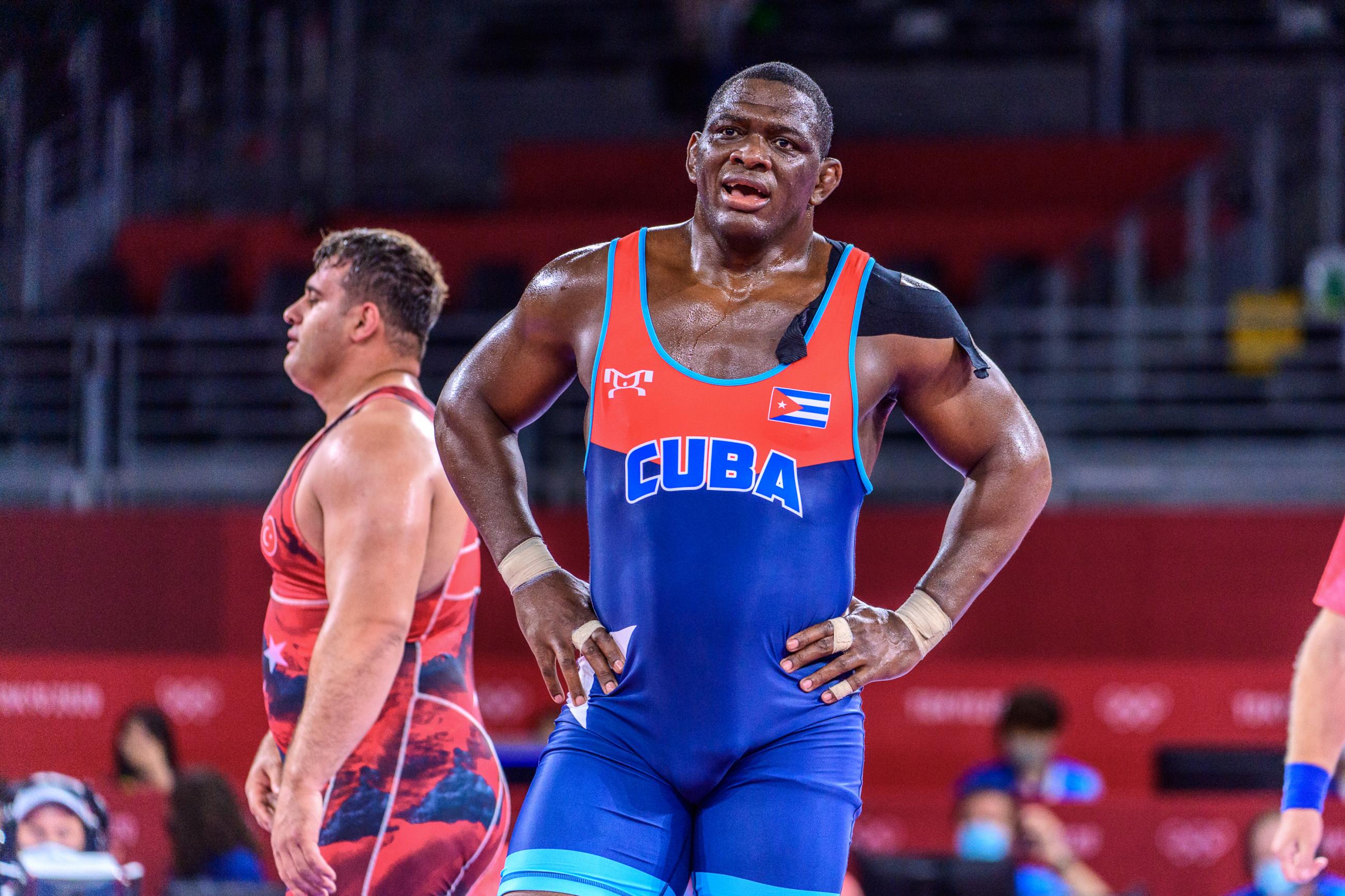 世界上摔跤最强的人("摔跤之神"米哈因·洛佩斯,4届奥运金牌得主,超越