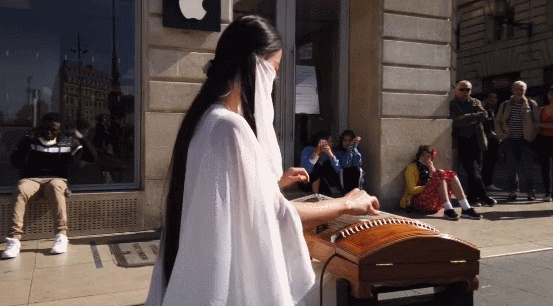 95后中国姑娘蒙着面纱，凭一台古筝惊艳法国街头