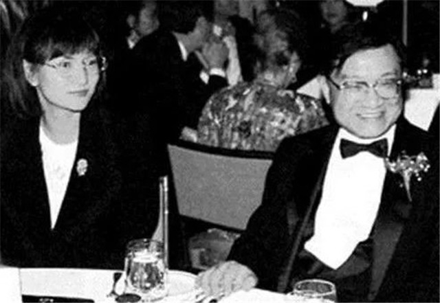 3年前金庸逝世，书迷自发赶到医院，次子捧遗像送父亲最后一程