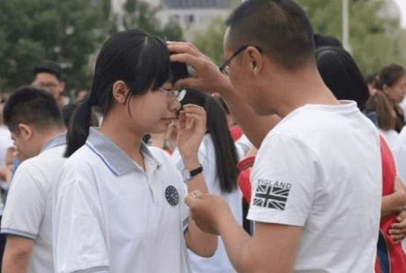 萌妹学霸查分从容淡定，数学获得150分满分，网友对其评价很高