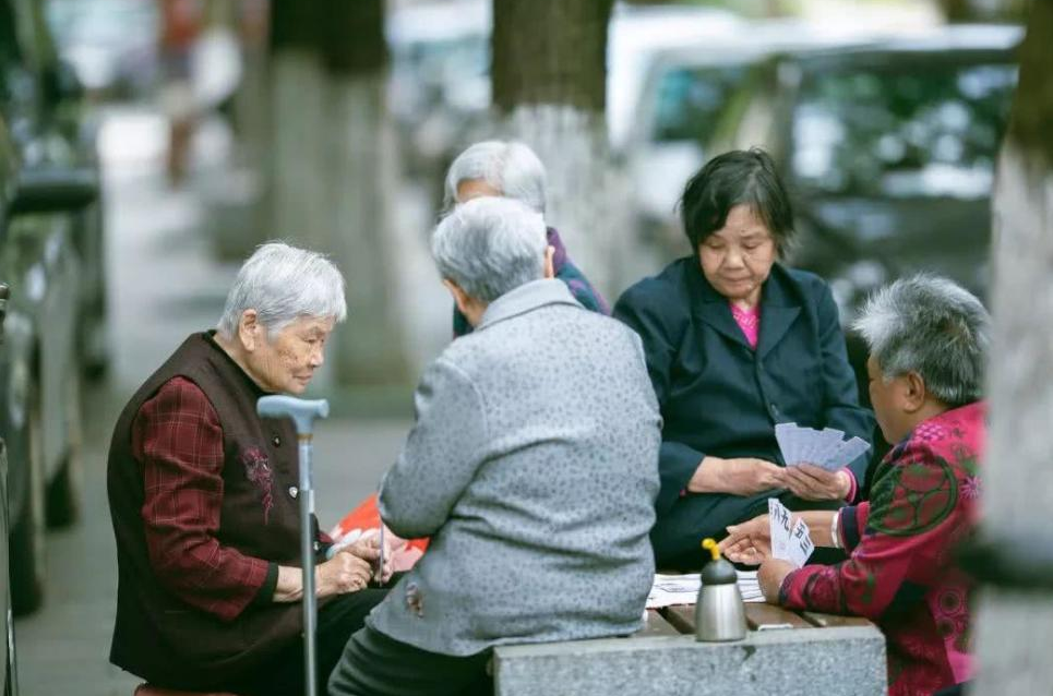 为何有些老人步入晚年后不受待见？年轻时种的“果”，不能怪儿女